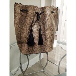 NWT Women's Brown Faux Snakeskin Crossbody/Bucket Bag with Drawstring Ta…
